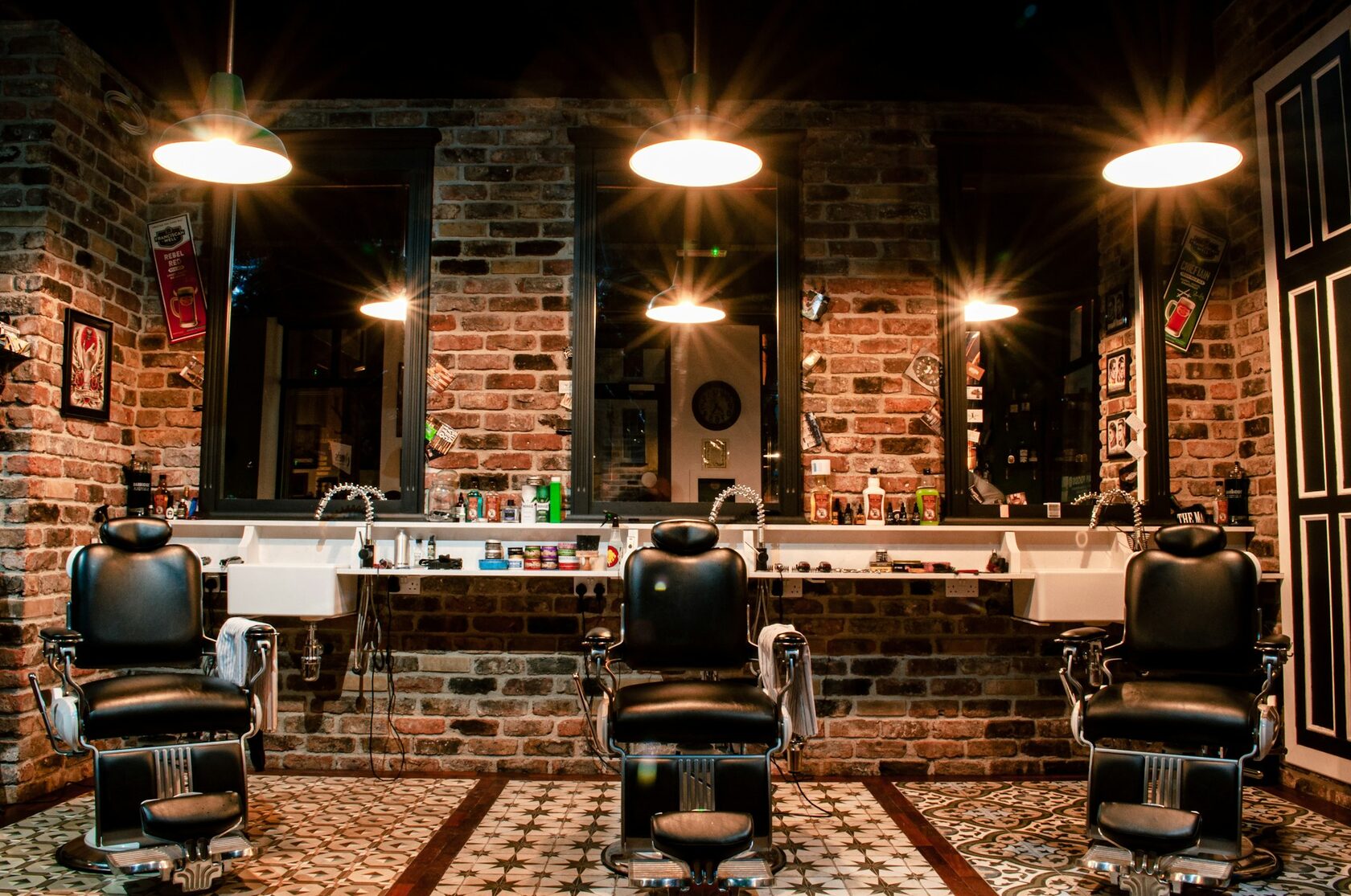 Interior clássico da Barbearia Slott com cadeiras de barbeiro vintage